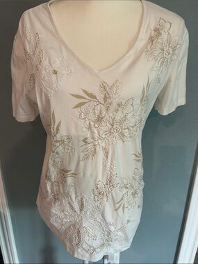 JM Collection Off-White V-Neck Floral Embroidered Tee w/detail Size Med Petite